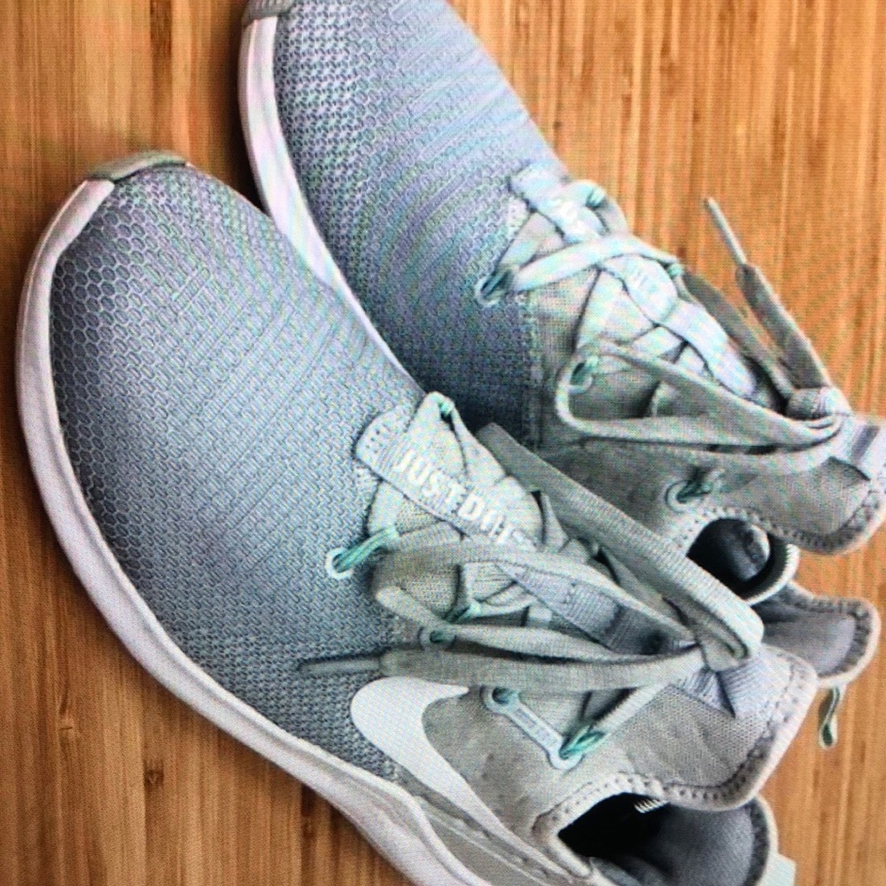 Nike women’s Free Tr pure platinum lgloo running shoes